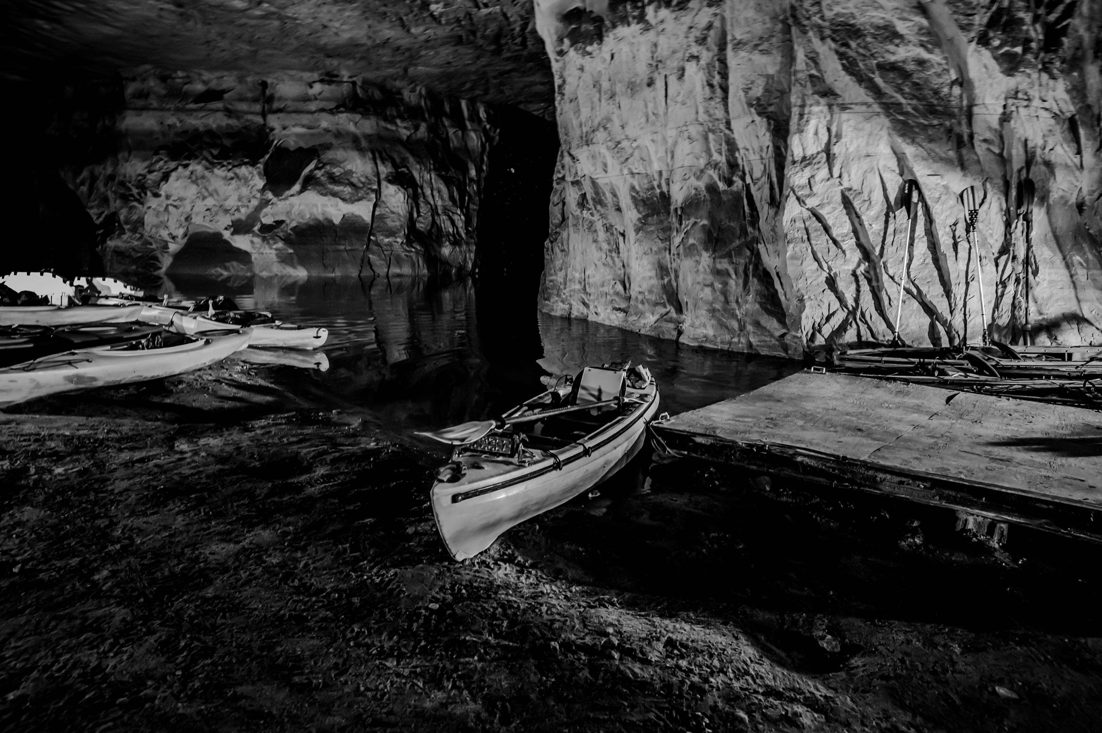 En grotta med kajaker och en kanot.
