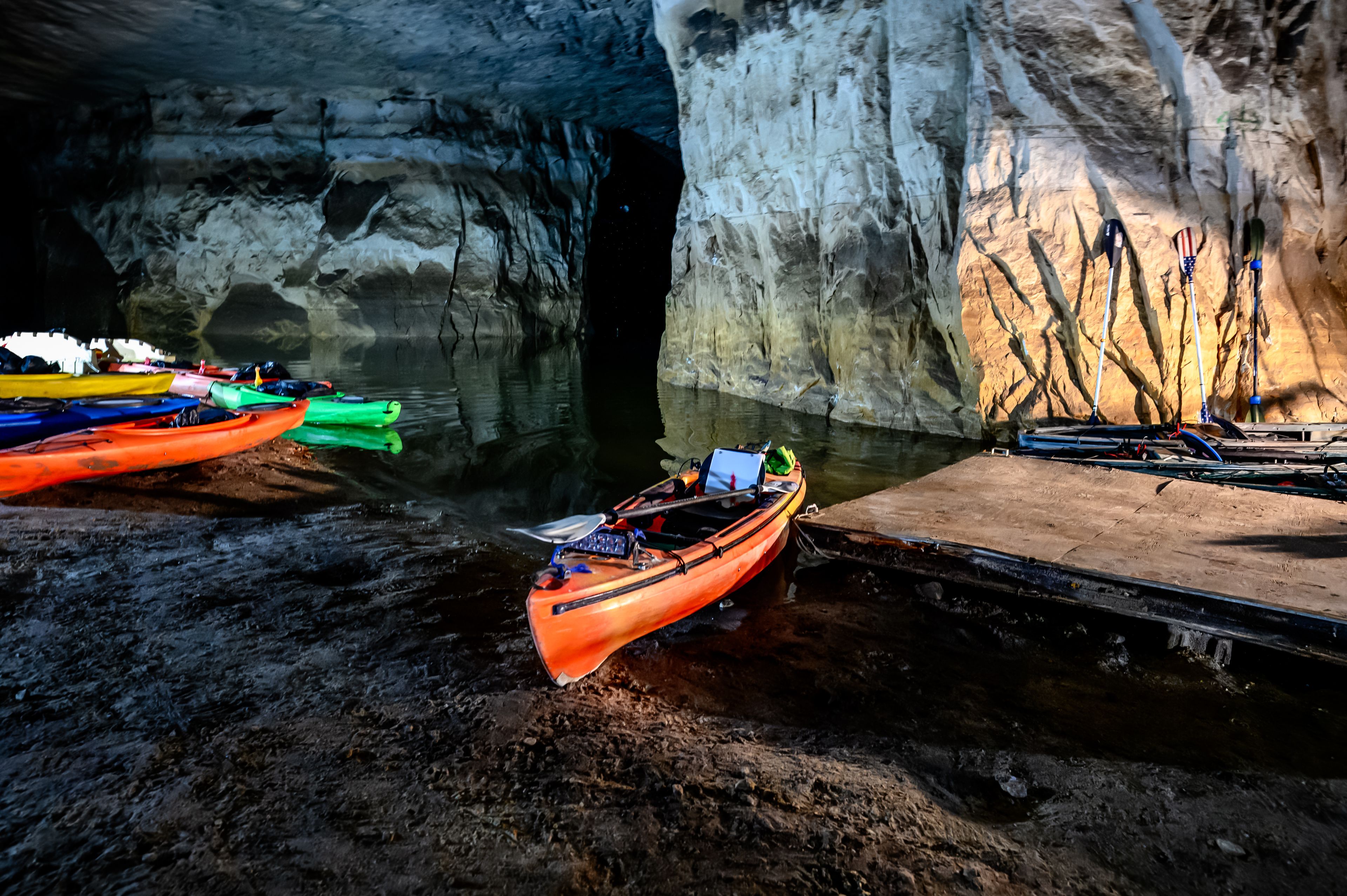 Kajakerna låg förtöjda vid ingången till en grotta, där det också fanns en träbrygga och en flaggstång med en amerikansk flagga.