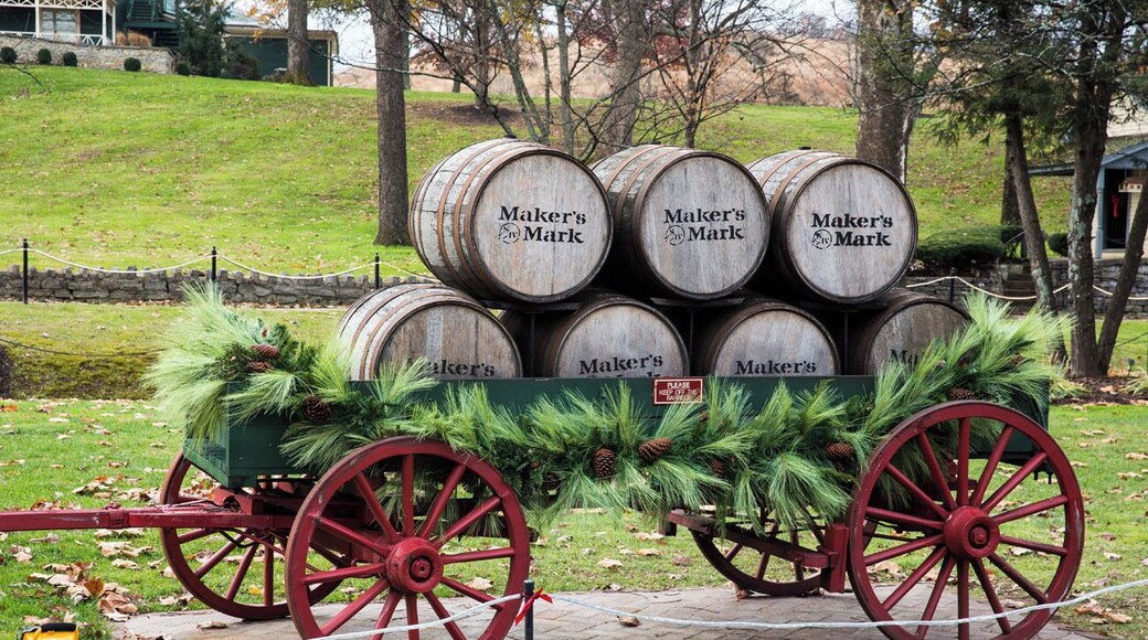 Have you visited the Kentucky Bourbon Trail? It's a great way to spend the weekend, touring the distilleries and sipping bourbon whiskey. We toured the Bourbon Trail at the end of November and many places were decorated for the holidays.
To plan your trip to the Bourbon Trail, check out our guide: http://www.earthtrekkers.com/kentucky-bourbon-trail-ultimate-guide/