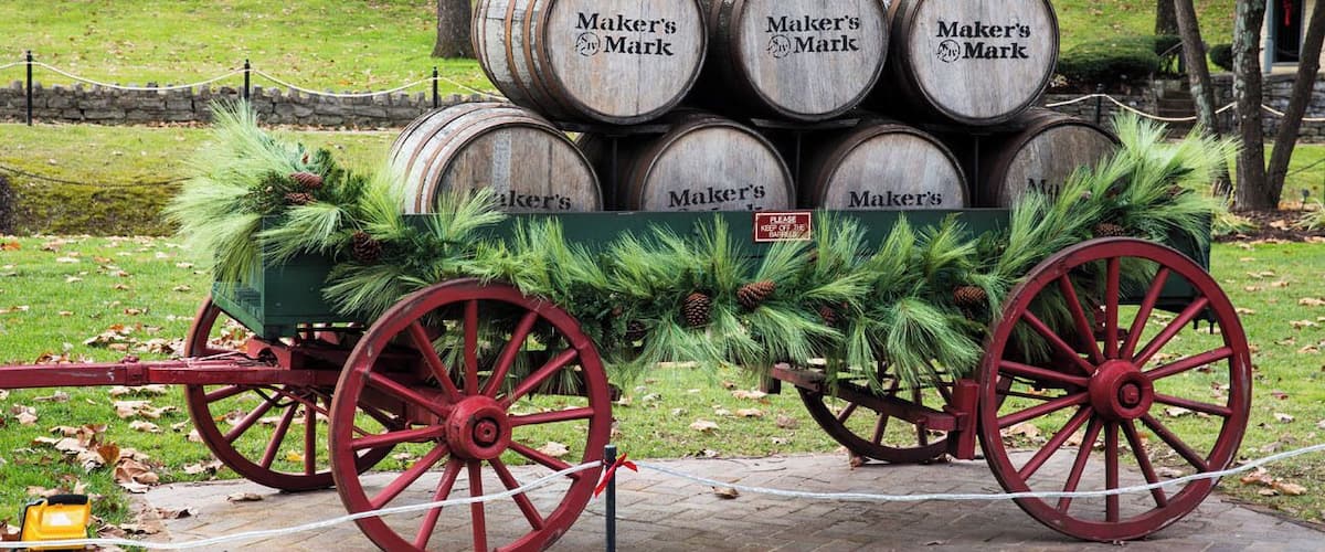 Have you visited the Kentucky Bourbon Trail? It's a great way to spend the weekend, touring the distilleries and sipping bourbon whiskey. We toured the Bourbon Trail at the end of November and many places were decorated for the holidays.
To plan your trip to the Bourbon Trail, check out our guide: http://www.earthtrekkers.com/kentucky-bourbon-trail-ultimate-guide/
