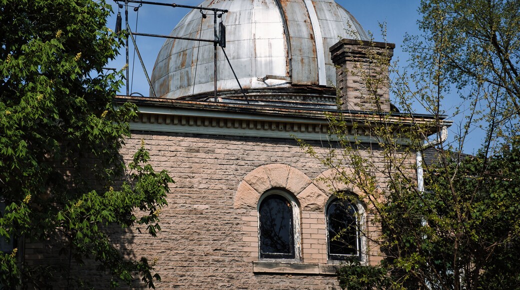 Un bâtiment historique doté d’un grand dôme et de fenêtres en arc de cercle.