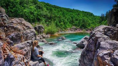 Incredible views and incredible hike all close to our current home... what's not to love? Regardless this beauty is worth the drive. #bestof5 #Missouri #stateparks #colorful #blue
Read more about this experience here: https://pagesoftravel.org/2016/05/20/johnson-shut-ins-state-park/