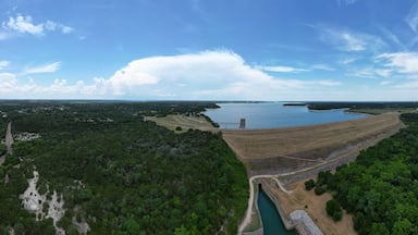 Belton Lake is a U.S. Army Corps of Engineers reservoir on the Leon River in the Brazos River basin, 5 miles (8 km) northwest of Belton, Texas.