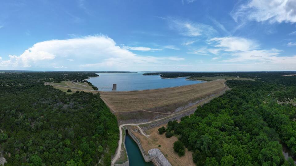 Belton Lake is a U.S. Army Corps of Engineers reservoir on the Leon River in the Brazos River basin, 5 miles (8 km) northwest of Belton, Texas.