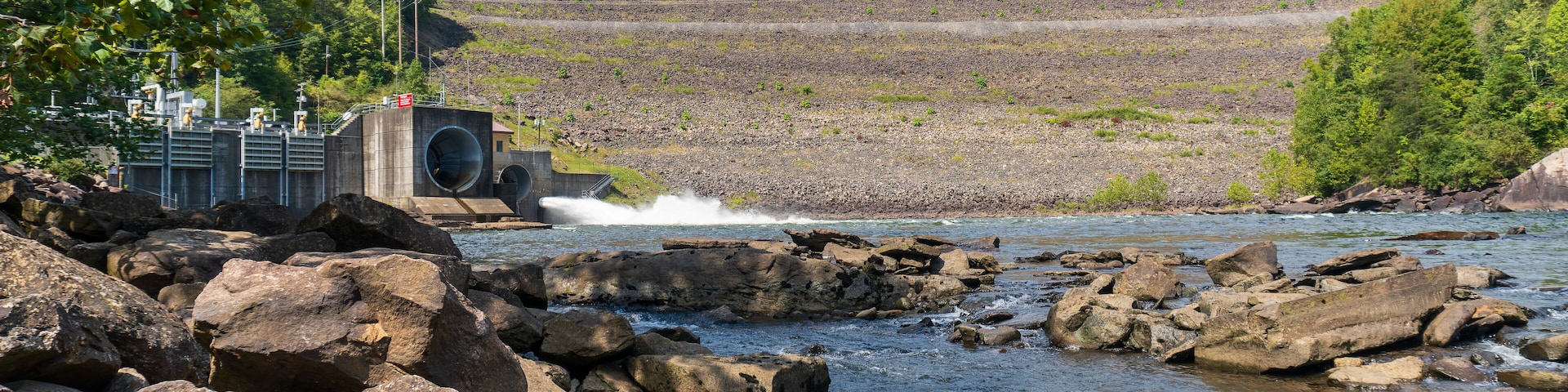 Summersville Dam, rock-fill dam on the Gauley River, south of Summersville, West Virginia. Hydroelectric power generation. Spillway and tailwaters.