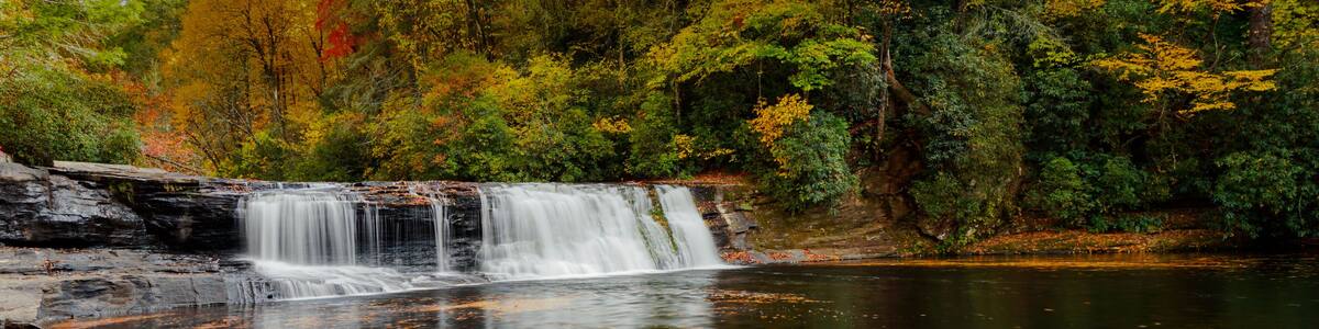 A red stone pebble heart on the dry desert ground with inspirational text.