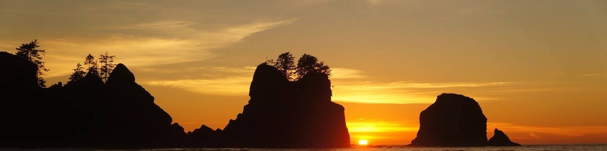 At the southern end of Shi Shi Beach in Olympic National Park on Washington’s northwest coast, sea stacks and arches extend out into the Pacific Ocean. Perfect destination for a day hike or an overnight camping trip, especially on warm and sunny days. #lifeatexpedia #beach #camping #hiking #nationalparks #pacificnorthwest #washington