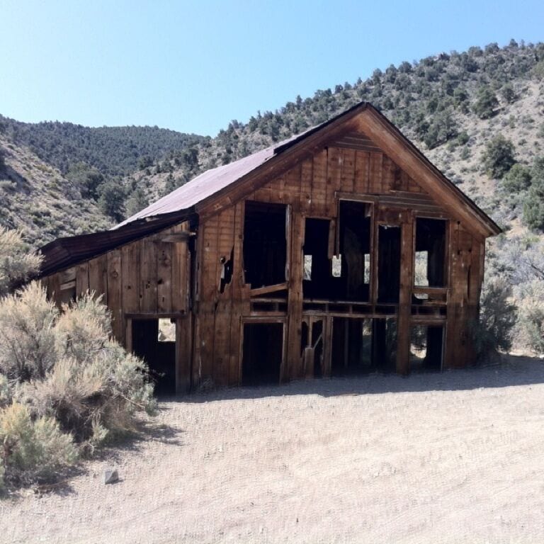 Old boardinghouse in Pine Grove. #abandoned