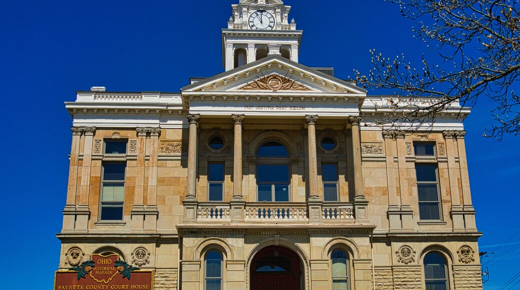 A courthouse with a dome and columns.