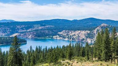 columbia river scenes on a beautiful sunny day