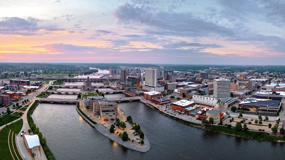 Cedar Rapids, Iowa, USA Cityscape on the Cedar River