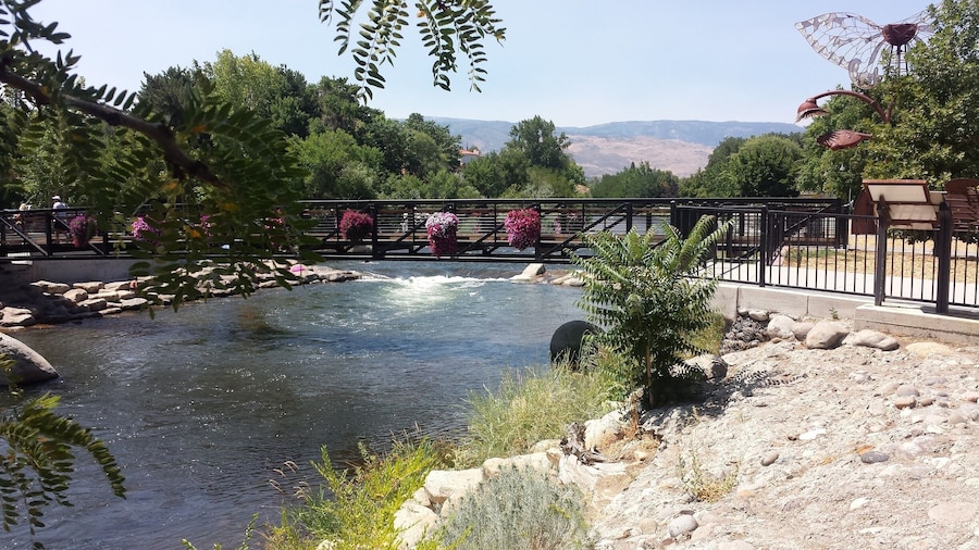 This picturesque River Walk features beautiful flowers that adorn the walking bridge. It is surrounded by a dense wooded area that's framed by the peaks of the Truckee River's mountain range.
#LifeAtExpedia