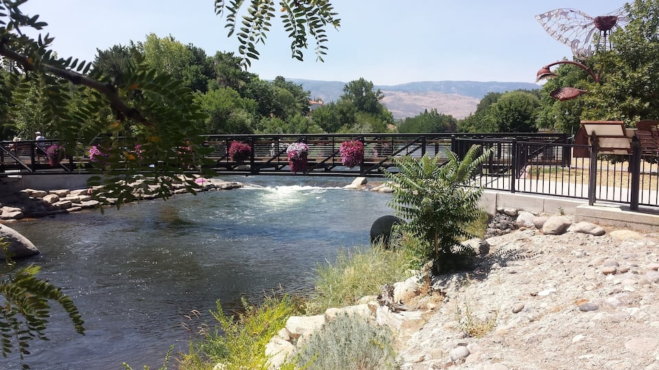 This picturesque River Walk features beautiful flowers that adorn the walking bridge. It is surrounded by a dense wooded area that's framed by the peaks of the Truckee River's mountain range.
#LifeAtExpedia