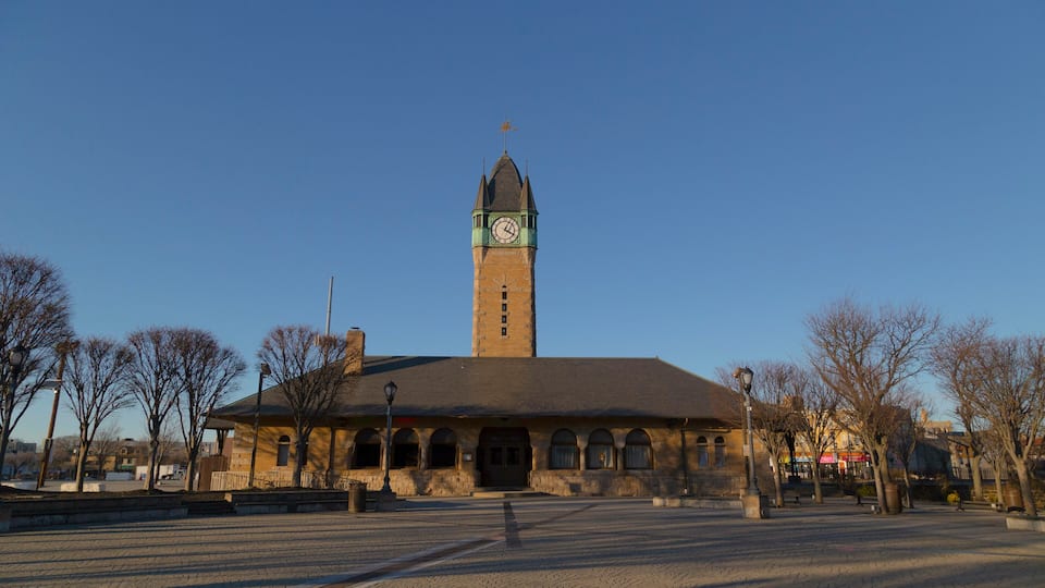 NEWARK, NJ, USA - MAY 7, 2019: OUTSIDE OF Penn Station, New Jersey, USA.NEWARK, NJ, USA - MAY 7, 2019: OUTSIDE OF elizbabeth train station, New Jersey, USA.