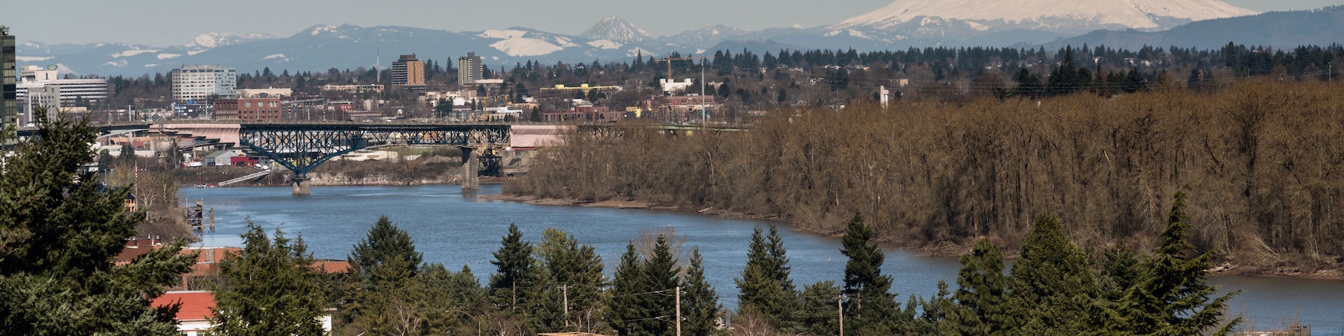Mount St Helen's Looms Large Willamette River Portland Oregon