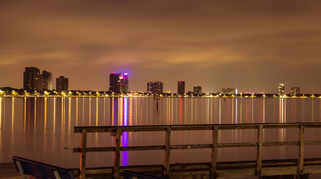 Bayshore Boulevard in South Tampa, Florida at night
