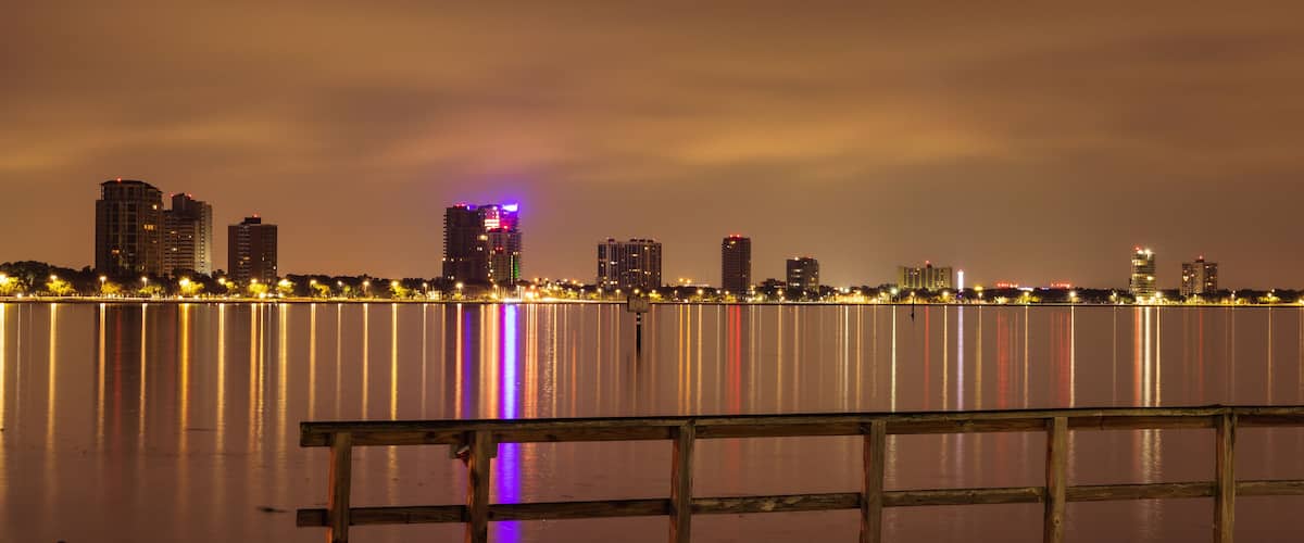 Bayshore Boulevard in South Tampa, Florida at night