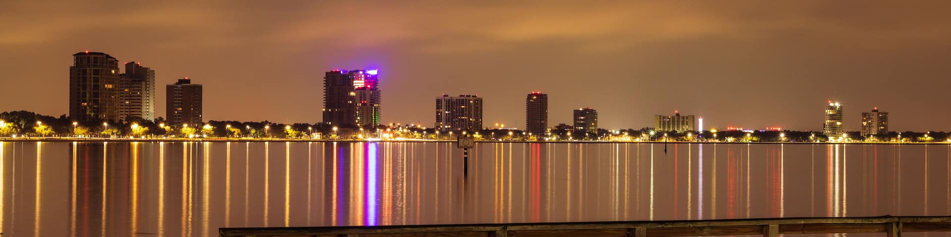 Bayshore Boulevard in South Tampa, Florida at night