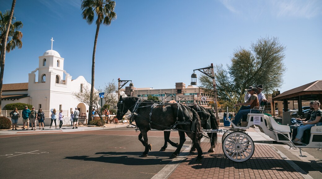 Downtown Scottsdale showing heritage elements, street scenes and horseriding