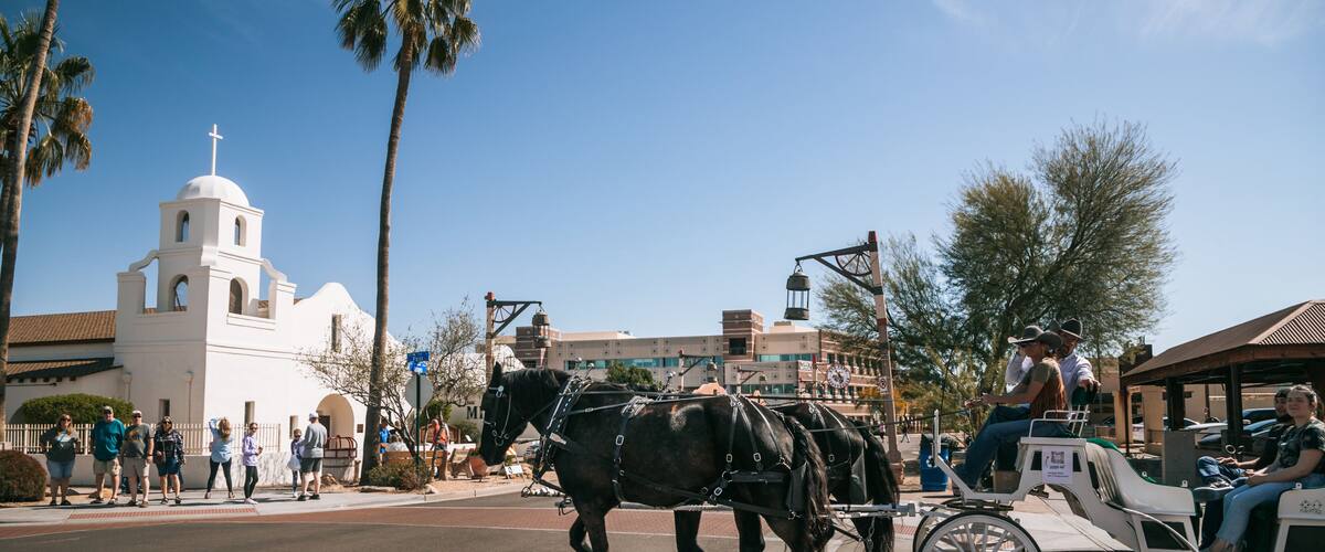 Downtown Scottsdale showing heritage elements, street scenes and horseriding