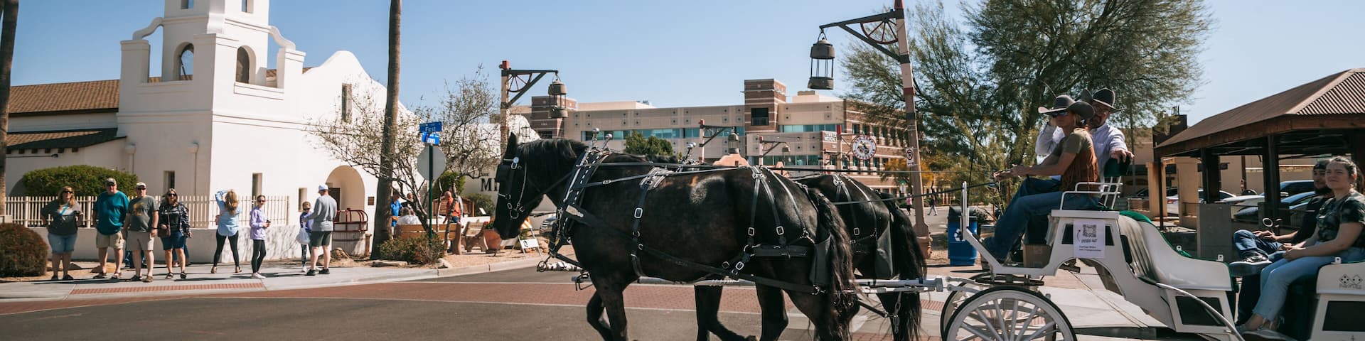 Downtown Scottsdale showing heritage elements, street scenes and horseriding