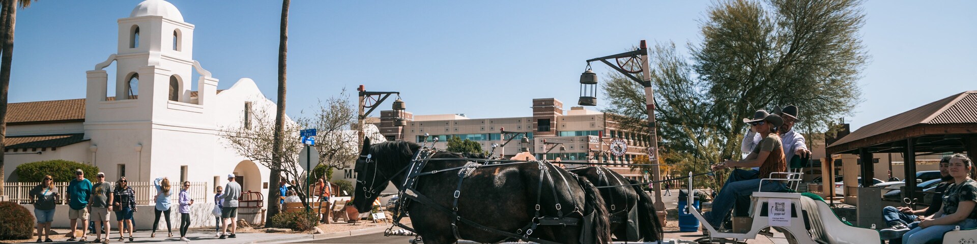 Downtown Scottsdale showing heritage elements, street scenes and horseriding