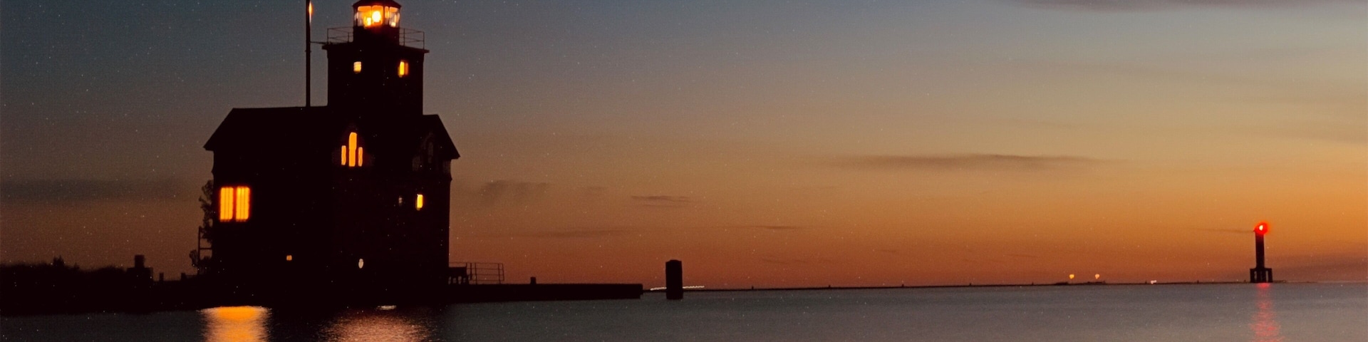 Holland Big Red is so popular. People comes from all over place to visit all year round. It’s a busy place, but stay after the sunset is much enjoyable.