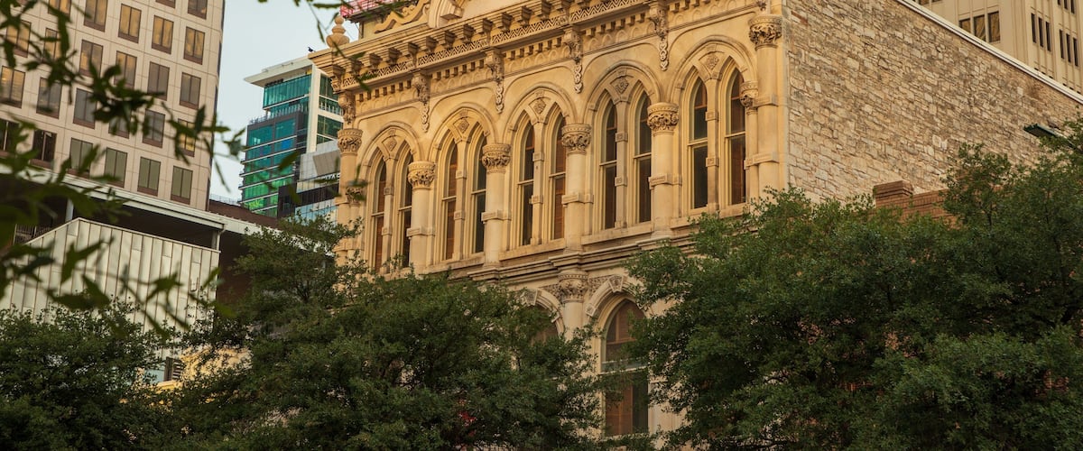Congress Avenue Historic District featuring heritage architecture and a city