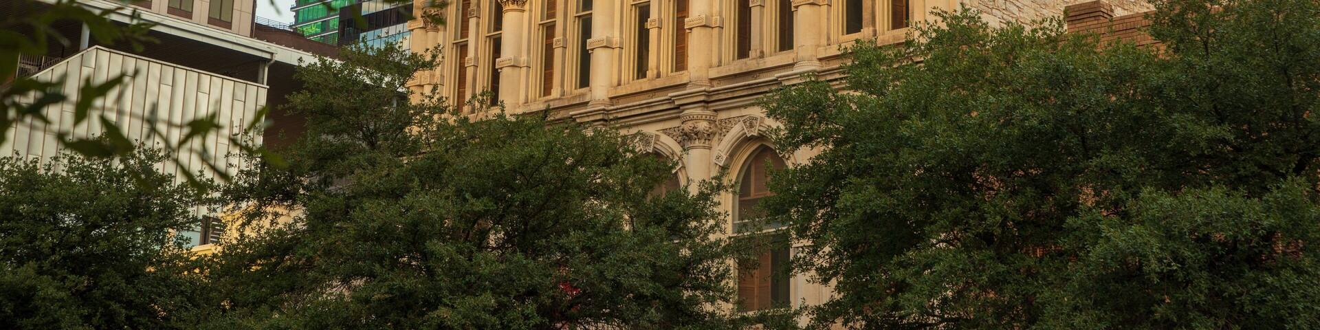 Congress Avenue Historic District featuring heritage architecture and a city