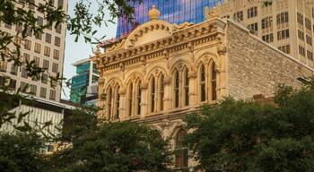 Congress Avenue Historic District featuring heritage architecture and a city