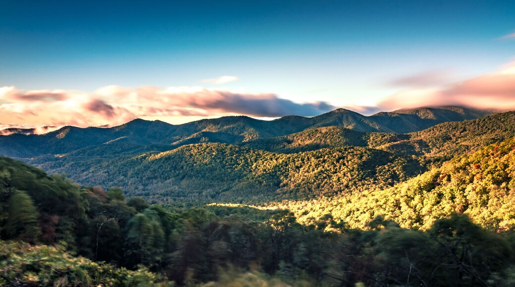 morning sunrise ove blue ridge parkway mountains