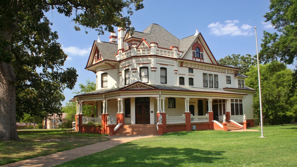Historic Mansion in Rural Small Town, East Texas
