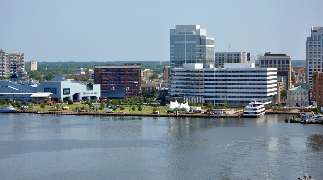 Norfolk city skyline and Elizabeth River, Virginia, USA.