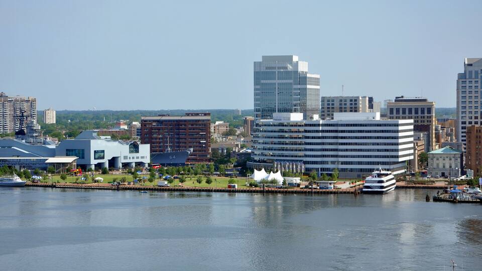 Norfolk city skyline and Elizabeth River, Virginia, USA.