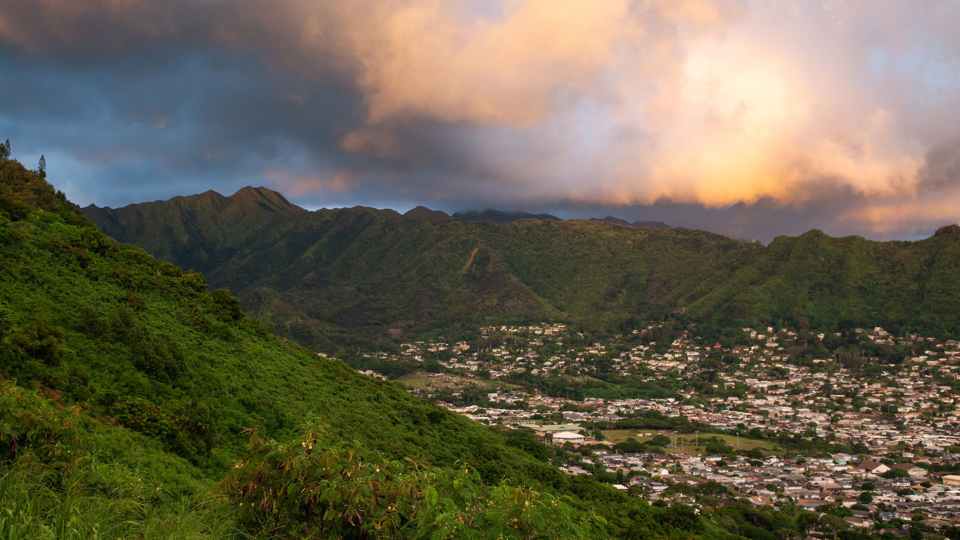 Tantalus showing mountains, landscape views and tranquil scenes