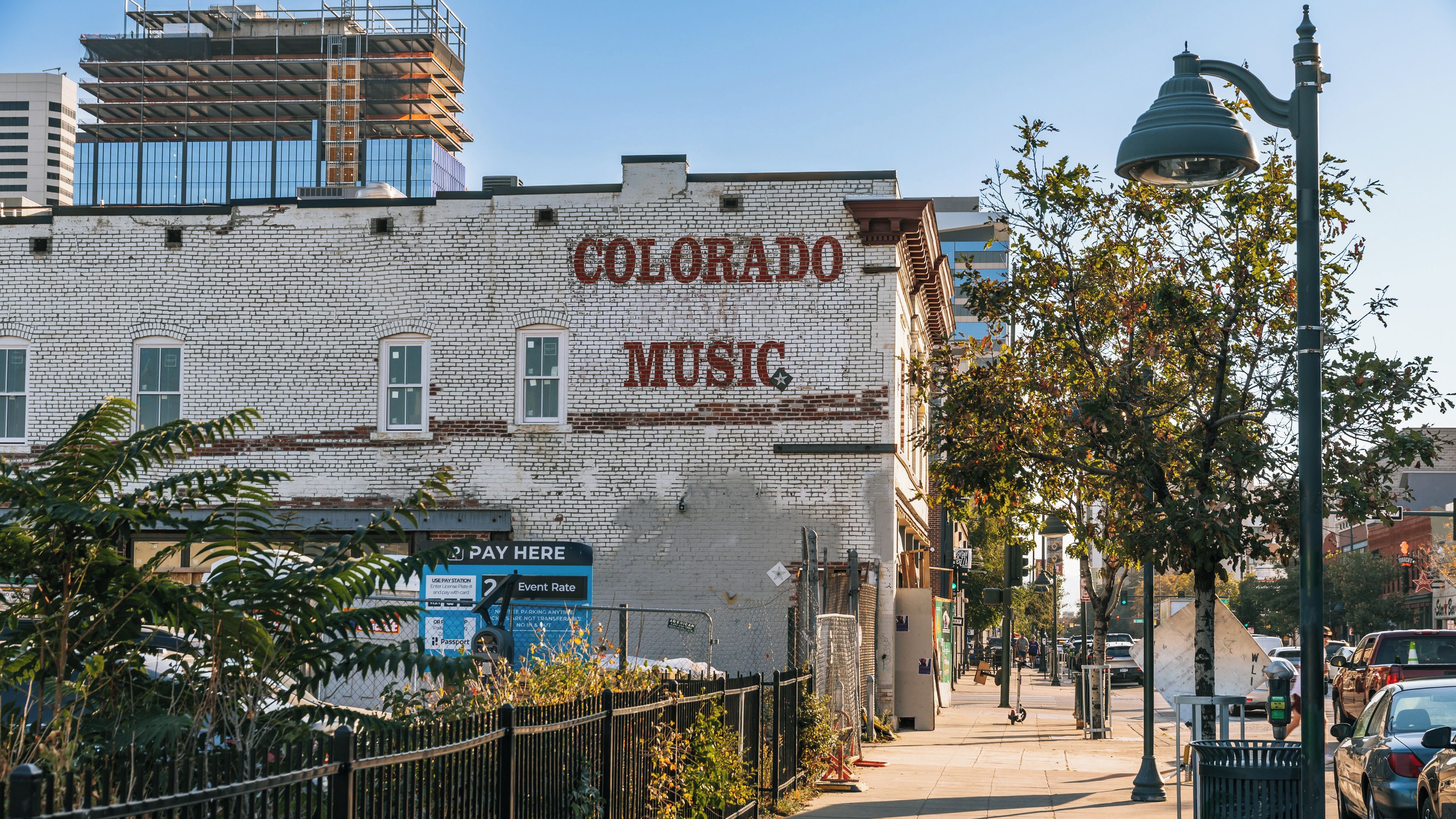 Un bâtiment en briques sur lequel on peut lire, peint sur le mur, les mots « COLORADO MUSIC ».