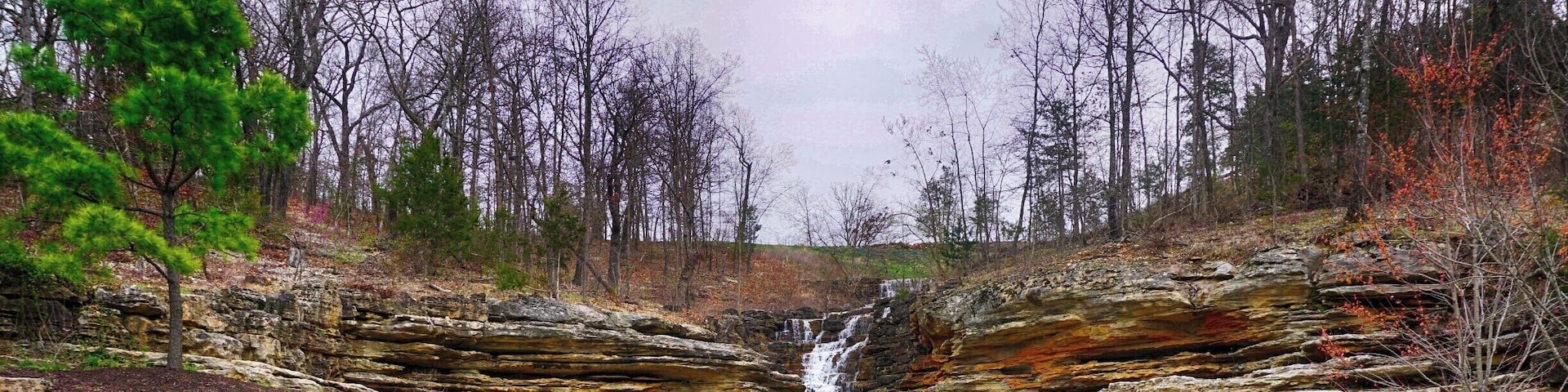 At the Top of the Rock there are some incredible sights to be seen at the Lost Canyon Nature Trail. You can either walk the trail or take a golf cart and stop along the way to take photos or take in the breathtaking scenery.
#Missouri #USA #bestof5 #colorful