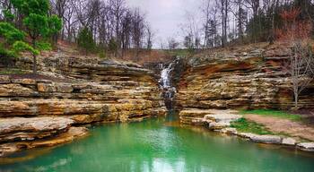 At the Top of the Rock there are some incredible sights to be seen at the Lost Canyon Nature Trail. You can either walk the trail or take a golf cart and stop along the way to take photos or take in the breathtaking scenery.
#Missouri #USA #bestof5 #colorful