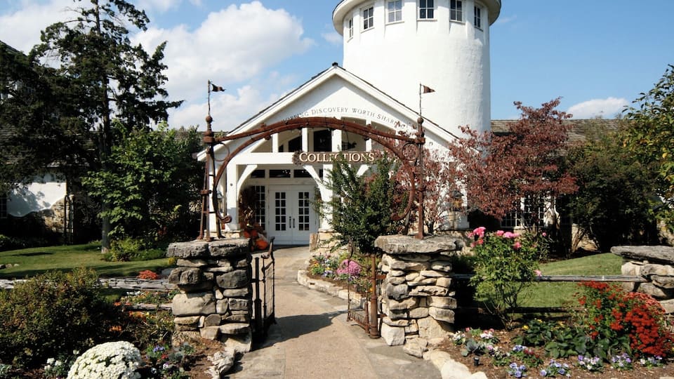 The entrance to BCL's "gift shop". It's more than a gift shop, it's an experience. Great top notch clothing, jewelry, artwork, BCL souvenirs etc. along with sundries, snacks and beverages.