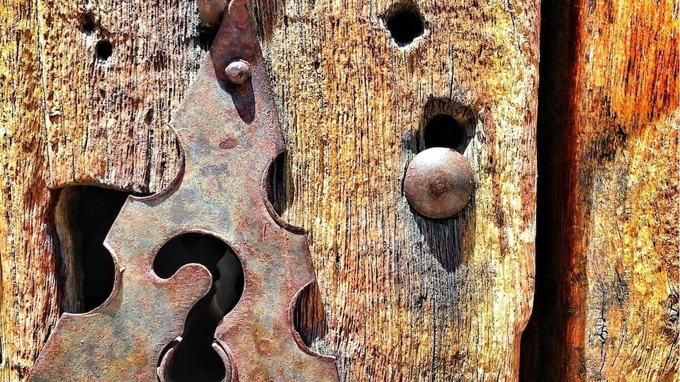 Inside this door you can find some good chicken