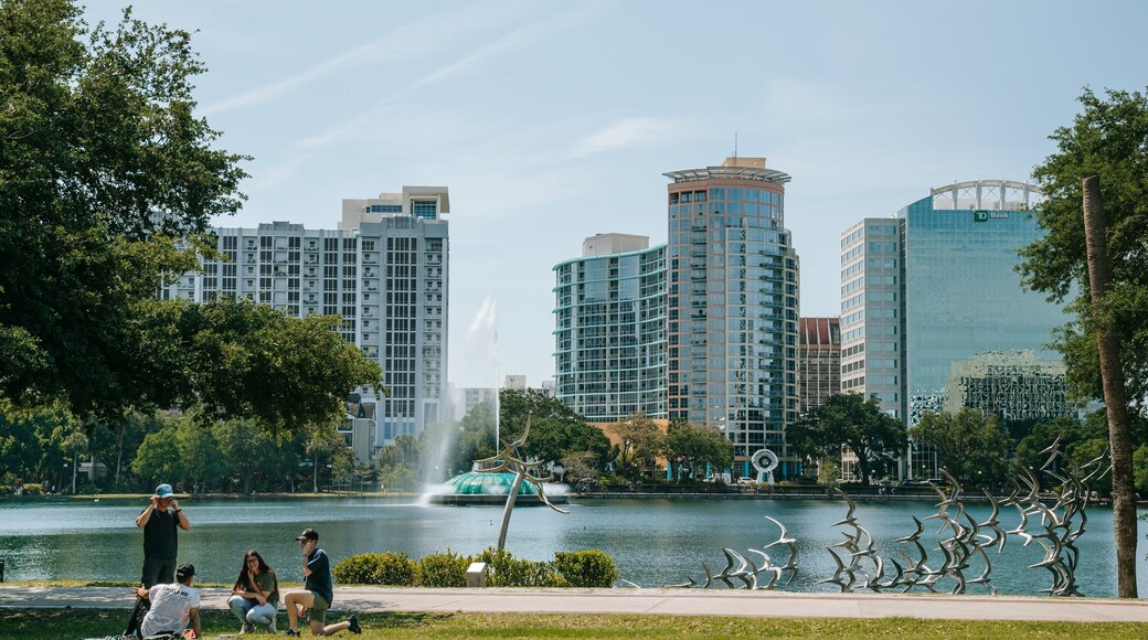 Lake Eola Heights which includes a park, a lake or waterhole and picnicing