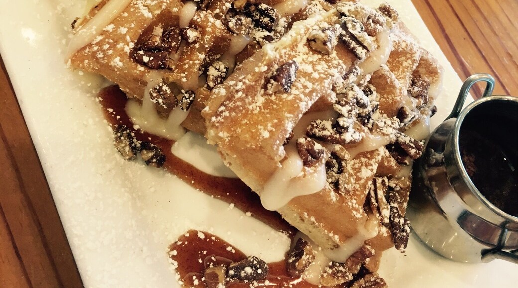 First Watch - only open for breakfast/brunch/lunch and a popular stop for cyclists on the Pinellas Trail - this morning's indulgence was cinnamon roll waffles - complete with cinnamon syrup, cream cheese frosting, pecans and powdered sugar - Delish!!
#foodiefinds