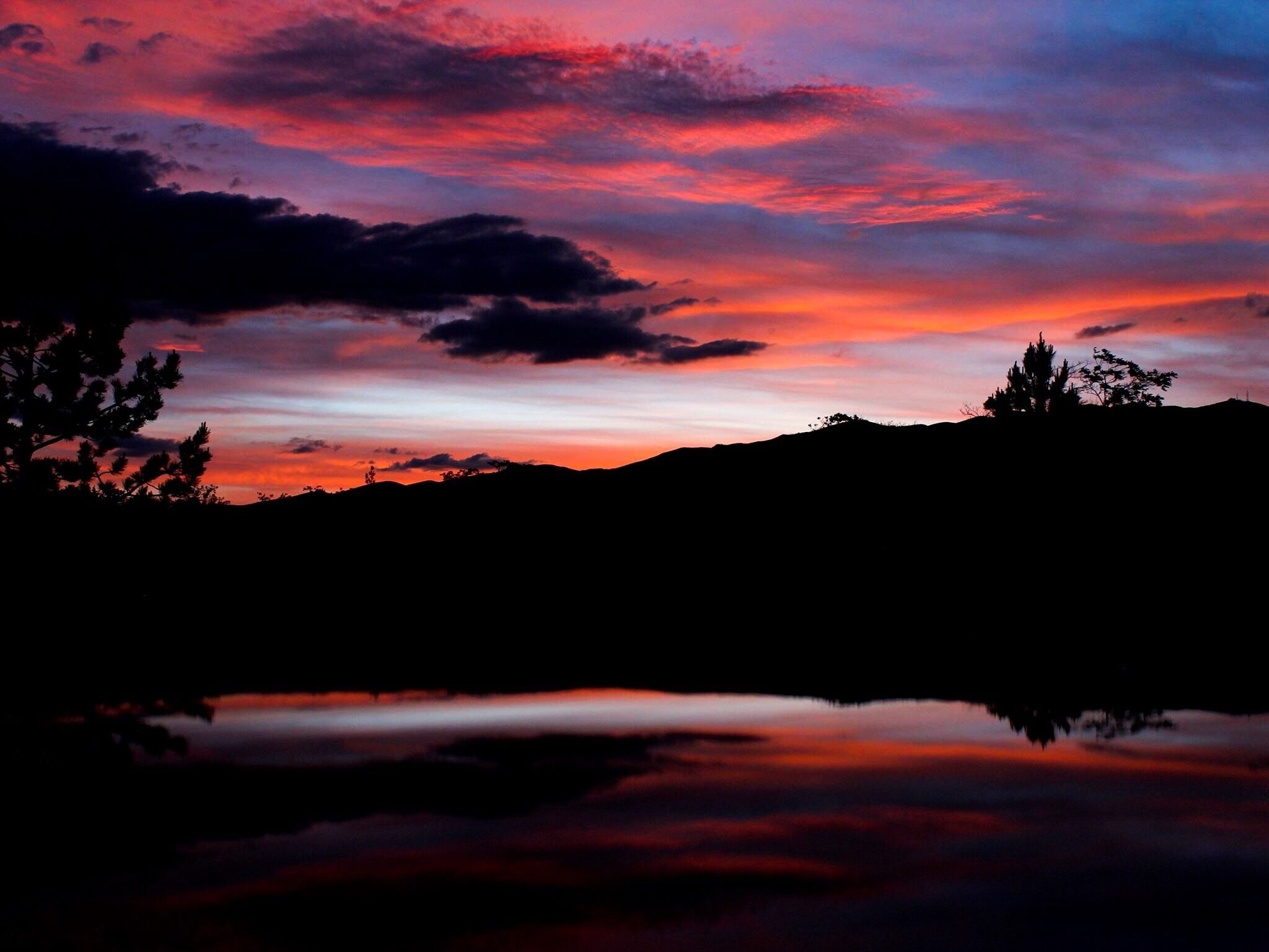 I was at Las Brisas Park TIL sundown and as the last rays of the sun gleamed, I took a shot of the #red skies and and the reflection of the sky appeared in my car’s roof. 