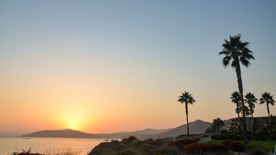 Beautiful colourful summer sunset behind the valley of the San Luis Obispo Bay, viewed from South Palisades Park in Pismo Beach, California