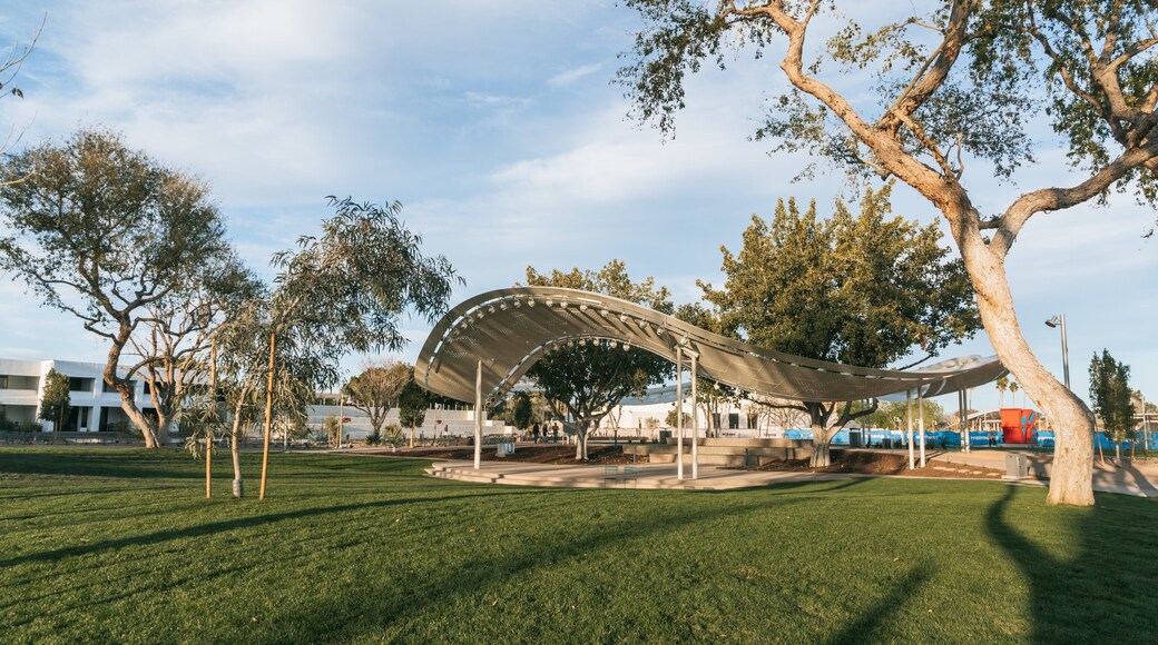 Civic Center Mall showing a garden