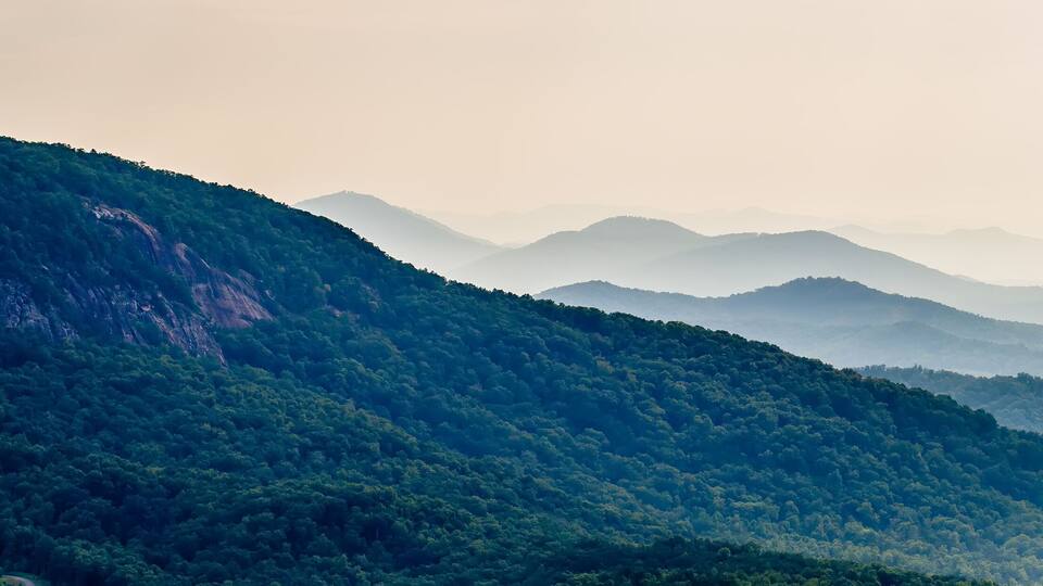 scenes near chimney rock and lake lure in blue ridge mountains n