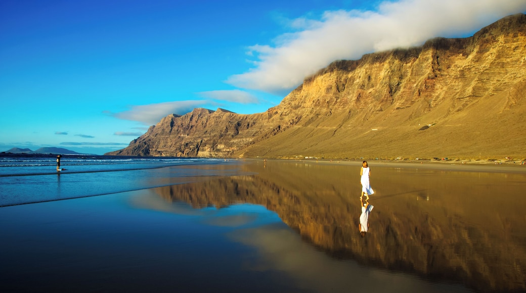 Paseo por la Playa de Famara, Lanzarote, Spain