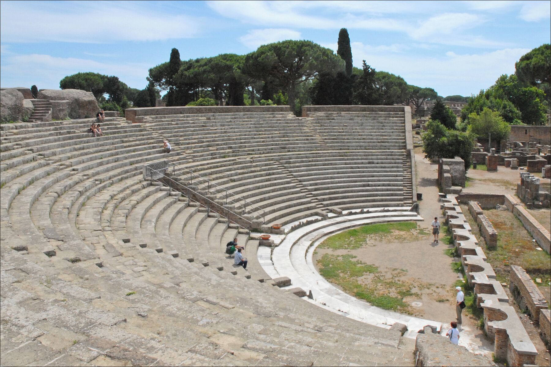 Le théâtre a été restauré d'abord en 1927 puis reconstruit à l'époque fasciste entre 1940 et 1942. Il date de l'époque d'Auguste et a été agrandi sous Septime Sévère et Caracalla. Sa capacité est de 4.000 spectateurs.