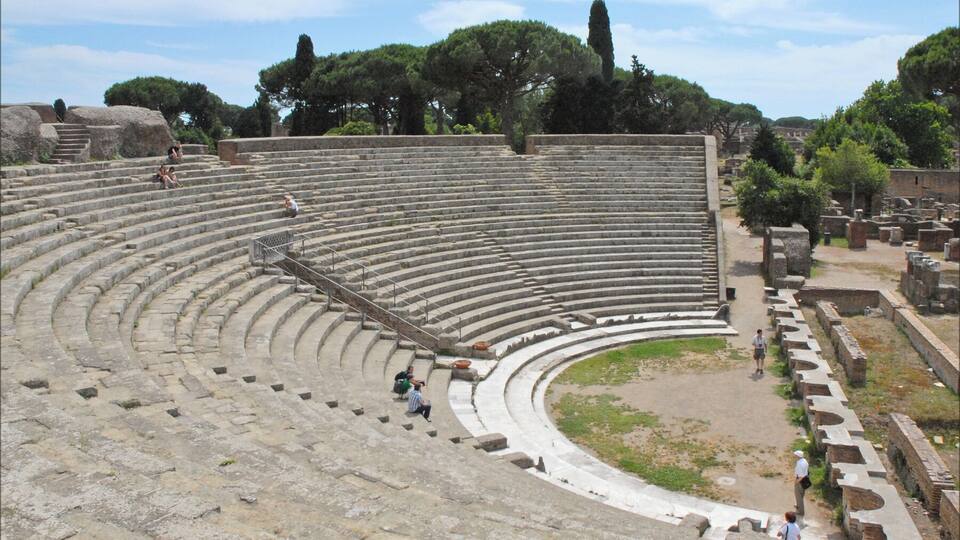 Le théâtre a été restauré d'abord en 1927 puis reconstruit à l'époque fasciste entre 1940 et 1942. Il date de l'époque d'Auguste et a été agrandi sous Septime Sévère et Caracalla. Sa capacité est de 4.000 spectateurs.