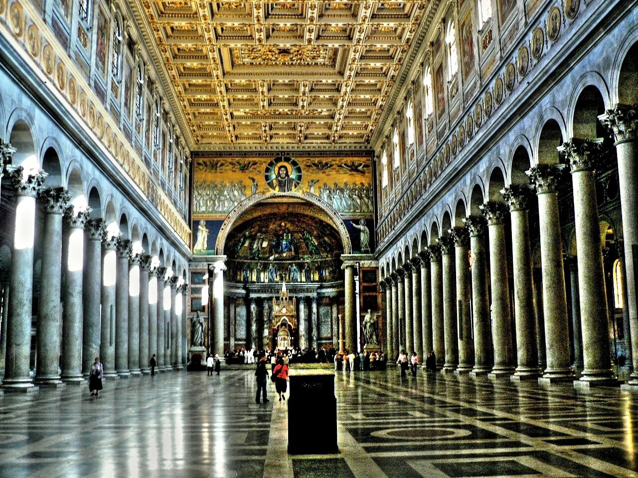 Bei der Basilika handelt es sich um eine der vier Papst Basiliken Roms. Sie gehört zum exterritorialen Besitz des Heiligen Stuhl und ist eine der sieben Pilgerkirchen Roms. Der erste Bau stammt von Kaiser Konstantin aus dem Jahre 324. In der Folgezeit wurde die Kirche, die über dem vermeintlichen Grab des Apostel Paulus stehen soll, ständig vergrößert und ausgebaut. Seit dem 7 Jhd befindet sich in Skt Paul eine Benediktinerabtei. Über den Säulen des Langschiffes befinden sich 265 Medaillons mit dem Konterfei aller Päpste. Zusätzliche Information:
 Der Anfang dieses Jahrtausend gefunden 2,4 m lange Sarkophag wurde mit einer endoskopischen Sonde untersucht. Man fand Stoffrest und menschliche Knochen aus dem ersten oder zweiten Jhd n. Chr. Bei dem Stoff habe er sich um purpurnes Leinen mit Goldauflage und blauen Fetzen gehandelt. Die Wahrscheinlichkeit, dass es sich wirklich um den 67 hingerichtete Märtyrer handelt, ist also sehr hoch. (Quelle www.theology.de) The Basilica is one of the four basilicas of the Pope in Rome. It belongs to the extraterritorial possession of the Holy See and is one of the seven pilgrim churches of Rome. The first building was built by the Emperor Constantine in the year 324th. In the following period, the church, which is supposed to be above the grave of the apostle Paul, constantly increased and expanded. Since the 7th century a Benedictine abbey is located in Skt Paul. Above the columns of the nave are 265 medallions with a picture of all the popes. Heribert Pohl